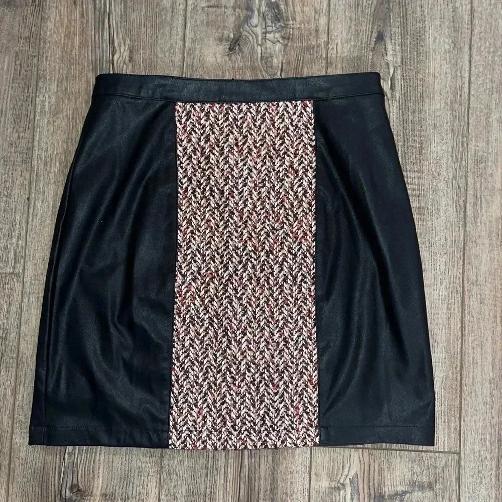 Unique BCBG maxazria zip up embroidered skirt
